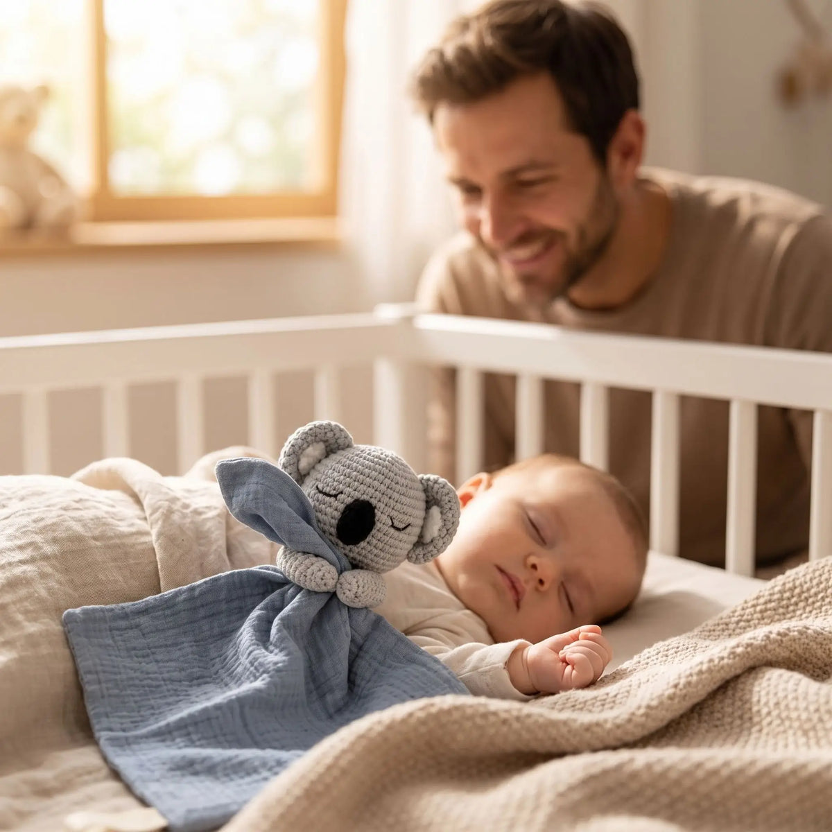 doudou koala bleu bebe endormi papa sourit