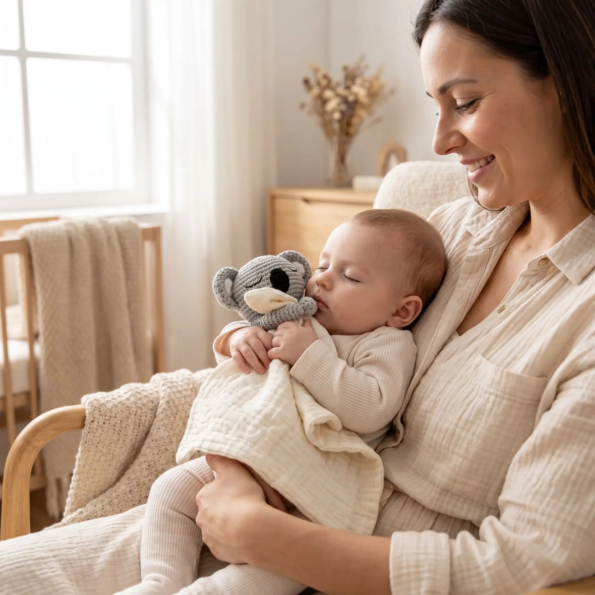 doudou koala  blanc bebe endormi bras maman