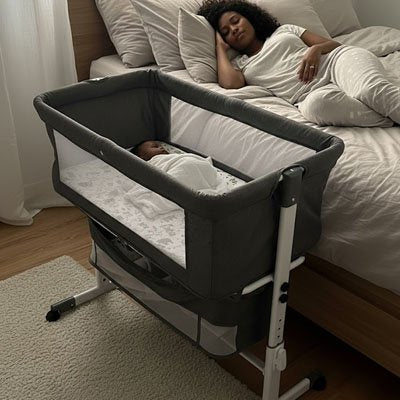 Lit cododo bébé endormie près maman