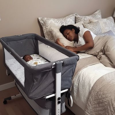 Lit cododo gris sécuritaire bébé endormie